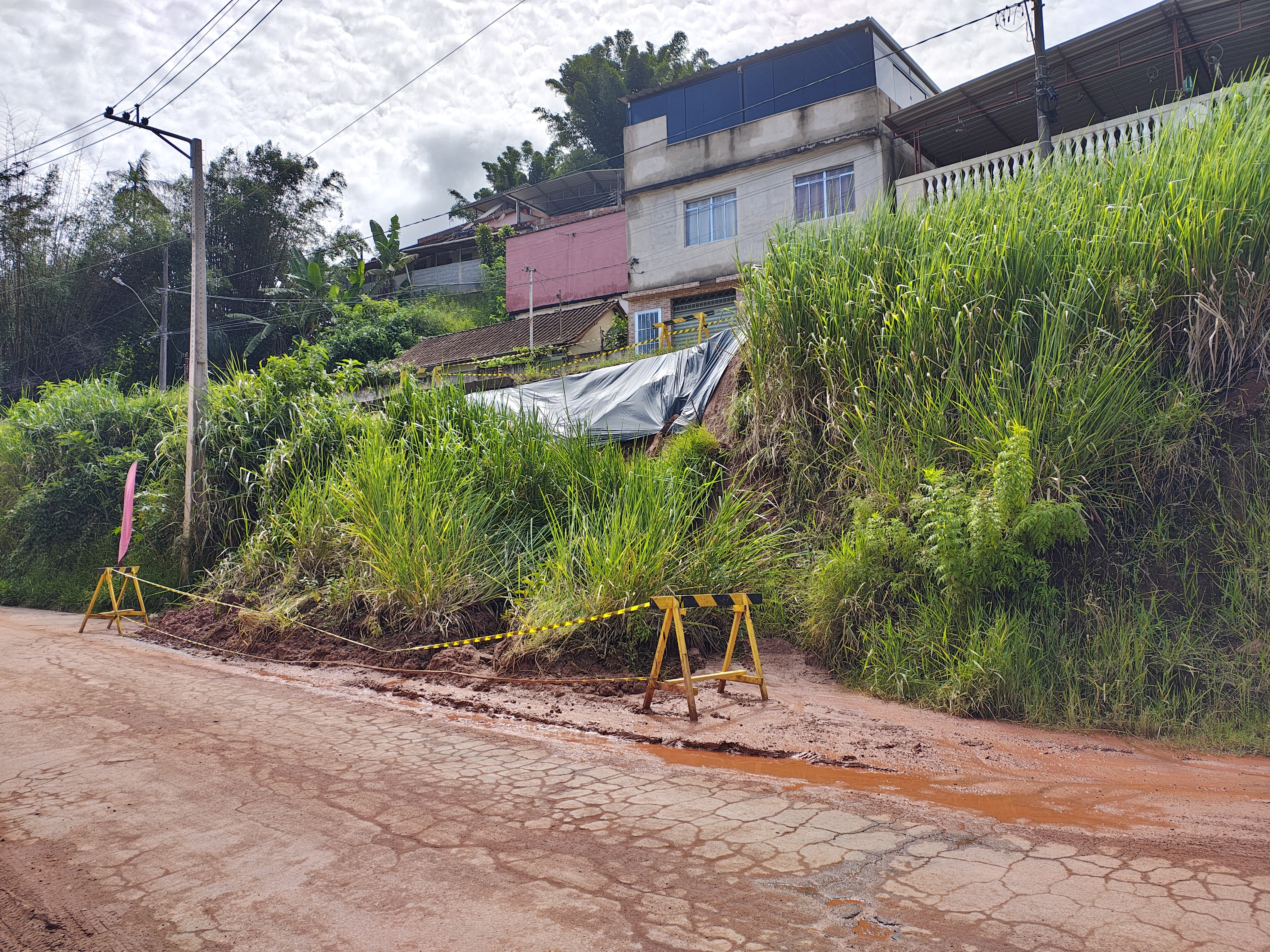 Barranco cede e margem de rua desmorona no Bairro Córrego do Ouro em Santos Dumont